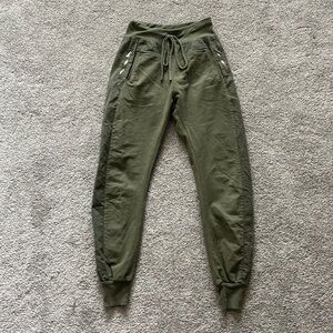 Suzy D London Joggers Size S (Olive)